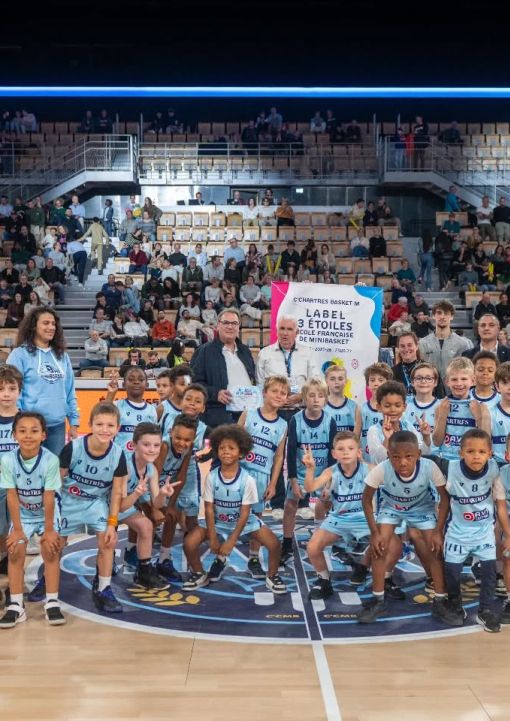 Hier soir, à la mi-temps de la rencontre de NM1 entre le CCMB et Lorient, Jean-Yves MAURY président du Comité d'Eure-et-Loir, a remis officiellement aux dirigeants du CCBM le diplôme du label 3 Étoiles obtenu pour son École de Mini-Basket🏀🏀🏀. Une réussite