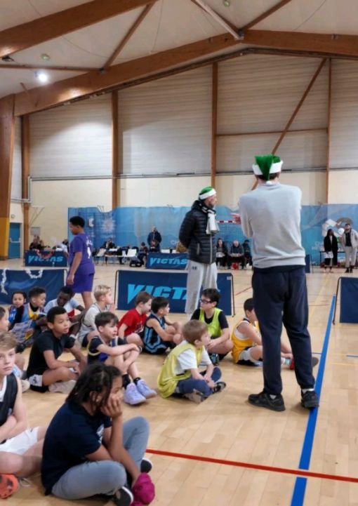 Retrouvez, pour clôturer l'année 2025, les 2 videos réalisées mercredi pour la fête de Noël 🎄 🤶 des petits et le All Star Game 🏀🏆🥇des plus grands. 
Bravo et merci à tous : les joueurs, le staff, les pros et le Centre de formation, mais aussi les parents, 