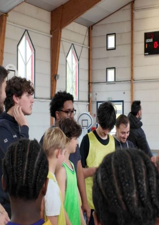 Retours vidéos sur le stage de la semaine dernière des u11, u13 et u15. Au programme: basket, tournois, entraînement des pros, sortie patinoire, tournoi avec des parents ...et big goûters ! De la cohésion, de la bonne humeur...et du travail 🏀🏀🏀. Bravo aux