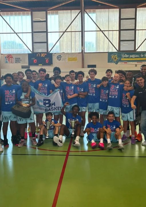 VICTOIRES pour nos U13 et U15 en finale de Coupe d'Eure et Loir 🏀🏆💪🔥
Une belle photo de "famille" qui résume parfaitement cette magnifique journée. 
Merci aux très nombreux supporters venus aujourd'hui à Nogent le Roi et qui ont mis une ambiance de 🔥🔥🔥