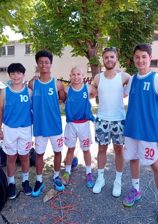 Belle prestation (défaite en finale) de l'équipe u13 du CD28 lors du TIC 3X3, avec 4 joueurs du CCBM: Nouham, Sacha, Oihan et Clotaire , avec le coach Nicolas.
Et bravo aux autres sélectionnés du club dans les autres sélections.