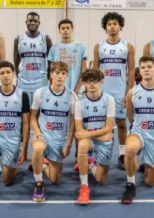 QUALIFICATION en finale inter-departementale division 1 pour nos U18!!! Dans une salle surchauffée 🔥, ils ont obtenu leur ticket pour la finale à 2 petits points 🥵
Félicitations aux joueurs et à leur coach Maxence (très beau week-end pour lui🏀💪)