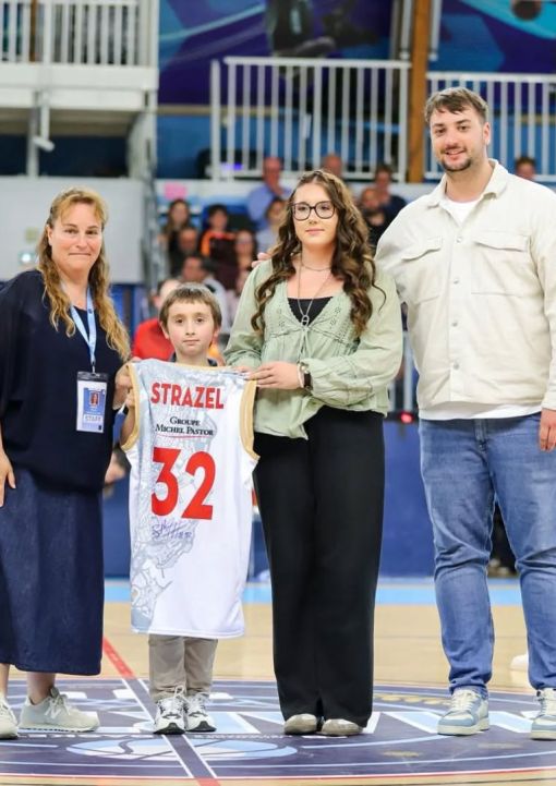 Félicitations à nos vainqueurs de notre grande Tombola Solidaire 🏀🇪🇸
Merci à tous nos partenaires, aux parents et aux jeunes du CCBM et à tous ceux qui ont participé à la réussite de cet événement 
Et un grand merci à Matthew et Nadir pour leur maillot 😍