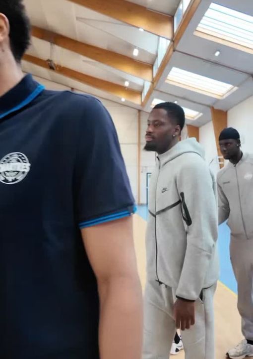 Merci à Gedeon Dimoké, Fabien Paschal, Luc Loubaki, Fallou Dieng, Shérif Sebabe, Phil Henry, Moussa Mayaki et Abgue Barakaou pour leur visite lors du tournoi 3x3 de nos 40 jeunes basketteurs...1h15 d'échanges, de conseils, de jeux...bref un pur bonheur et