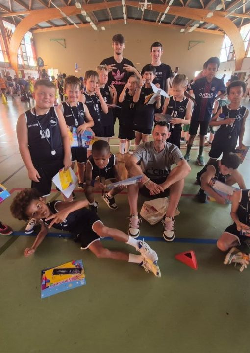 Dernière manifestation de la saison pour les u7 et u9 aujourd'hui à Nogent Le Roi avec la FNMB (Fête Nationale du Mini-Basket). Bravo à tous: joueurs, coachs, parents et Noa volontaire arbitre !