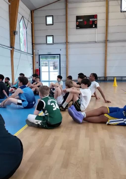 Première journée de notre stage dans la bonne humeur: échauffement ludique, ateliers pour travailler les fondamentaux, jeu rapide et tournoi 1v1 étaient au programme 🏀